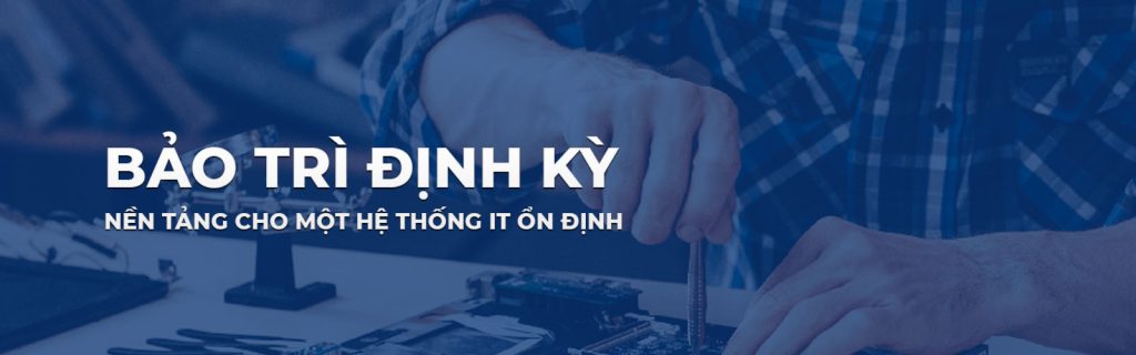 Kỹ thuật viên chuyên nghiệp đang kiểm tra, bảo dưỡng hệ thống máy chủ và mạng tại trung tâm dữ liệu, minh họa dịch vụ bảo trì IT định kỳ cho doanh nghiệp.